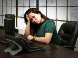 Mulher diante de computador tem olhar perdido, revelando tédio. Image by Enhialus from Pixabay Image by Enhialus from Pixabay
