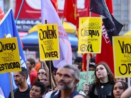Rio de Janeiro (RJ), 01/05/2025 – Ato do Dia do Trabalhador pede o fim da escala 6x1 e melhores condições de trabalho e renda, na Cinelândia, no centro da capital fluminense. Foto: Tomaz Silva/Agência Brasil